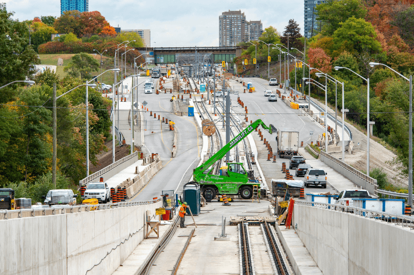 Merlo: Le télescopique de choix pour construire l’énorme projet de train léger Eglinton Crosstown à Toronto !