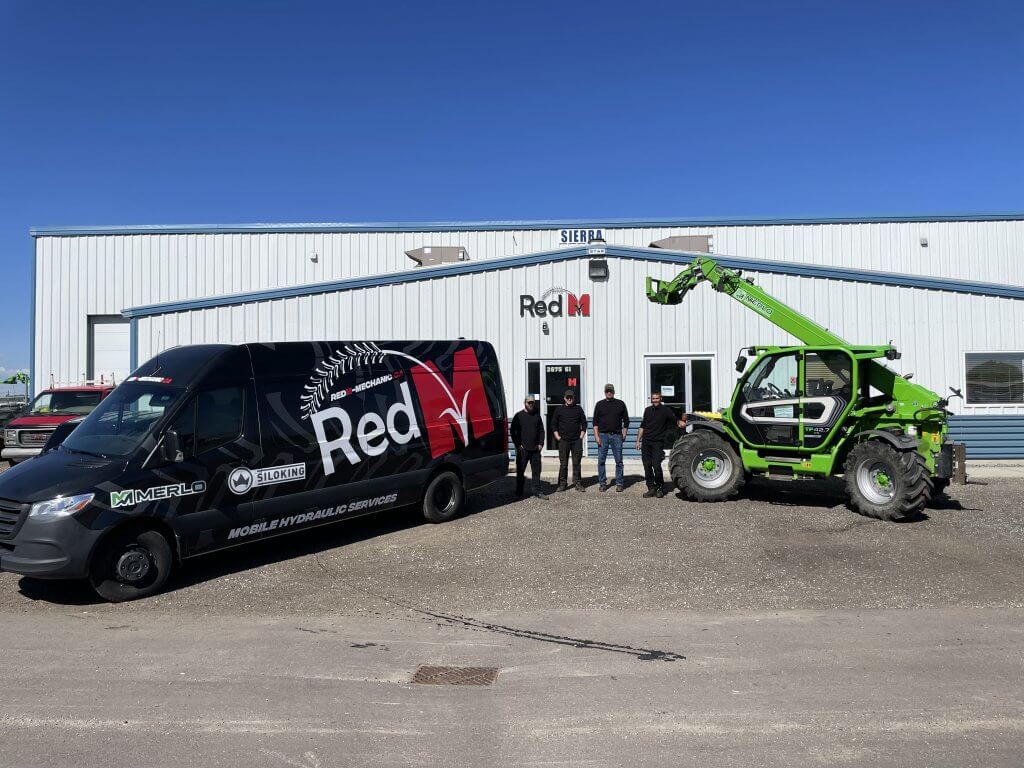 L'équipe Red M et ses camions de services, présent pour répondre aux besoins des clients Manulift et experts des produits Merlo